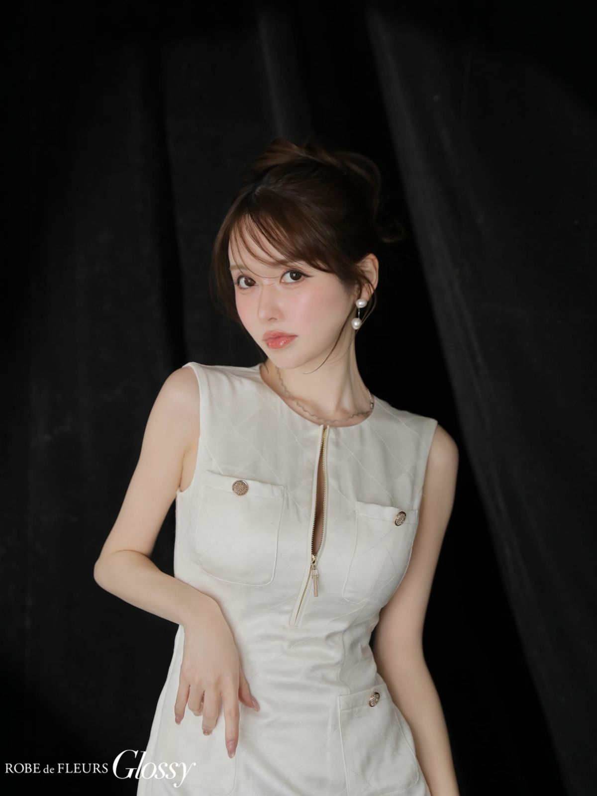 ノースリーブ ジップデザイン レザー Vネック シンプル ゴールドボタン タイトミニドレス