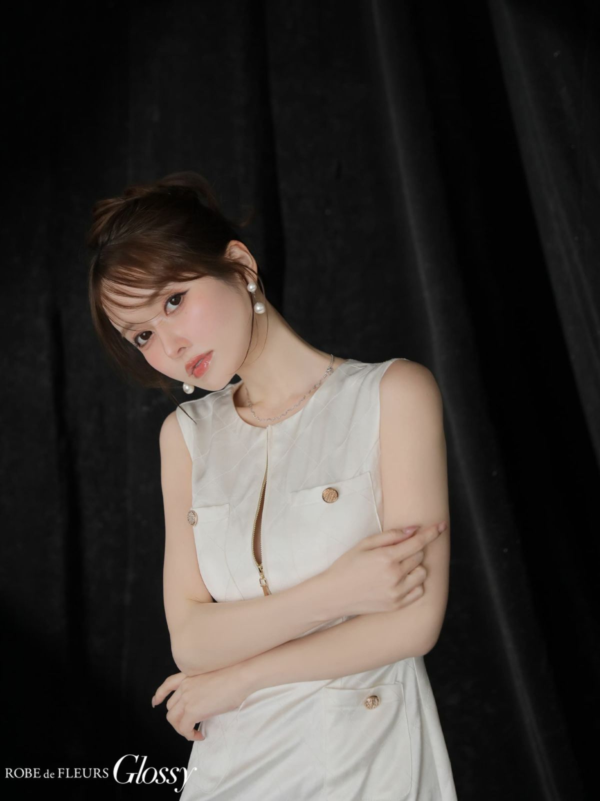 ノースリーブ ジップデザイン レザー Vネック シンプル ゴールドボタン タイトミニドレス