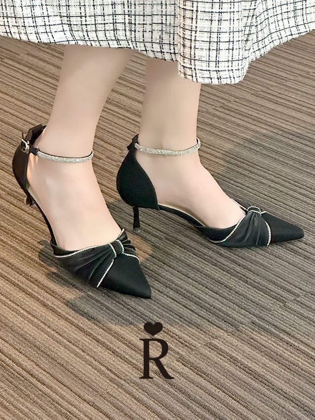 ビジュー アンクルストラップ付き ポインテッドトゥ リボンデザイン パンプス