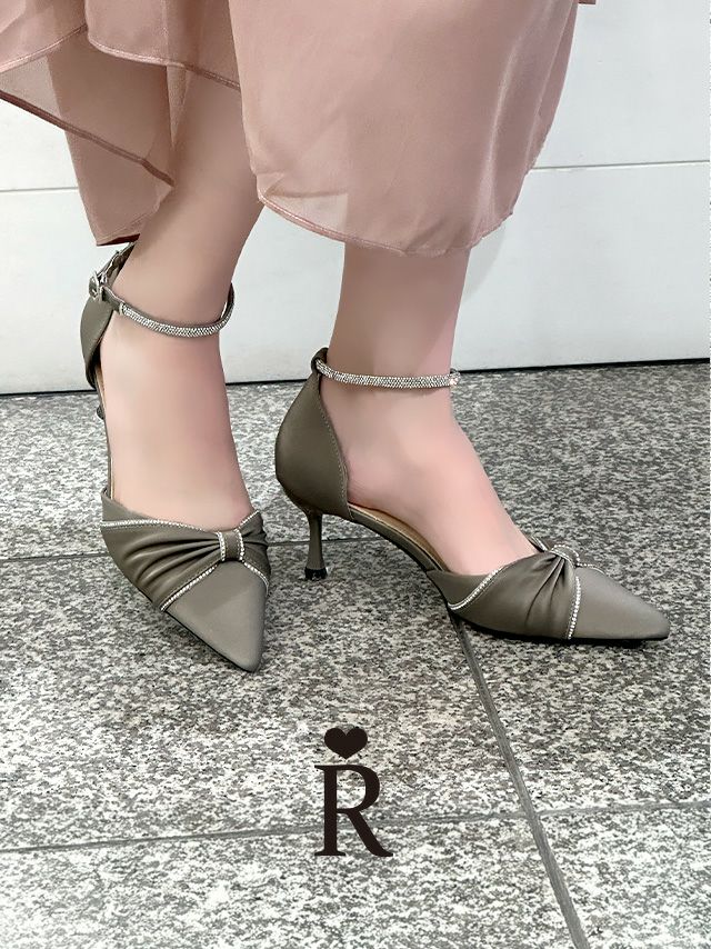 リボンデザイン ビジュー アンクルストラップ付き ポインテッドトゥ パンプス