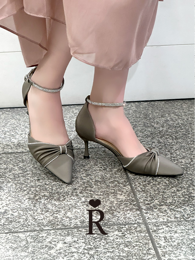 リボンデザイン ビジュー アンクルストラップ付き ポインテッドトゥ パンプス