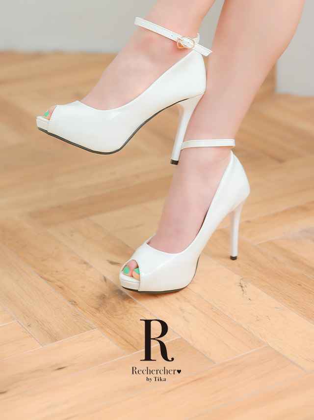 ンクルストラップ付き オープントゥ エナメル パンプス